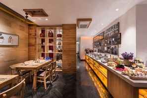 Se ofrece un desayuno bufé (48 CNY por persona)