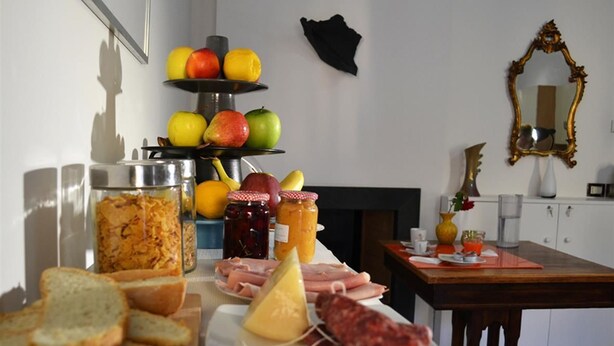 Un comptoir de cuisine avec divers aliments, une présentation de fruits et un miroir.