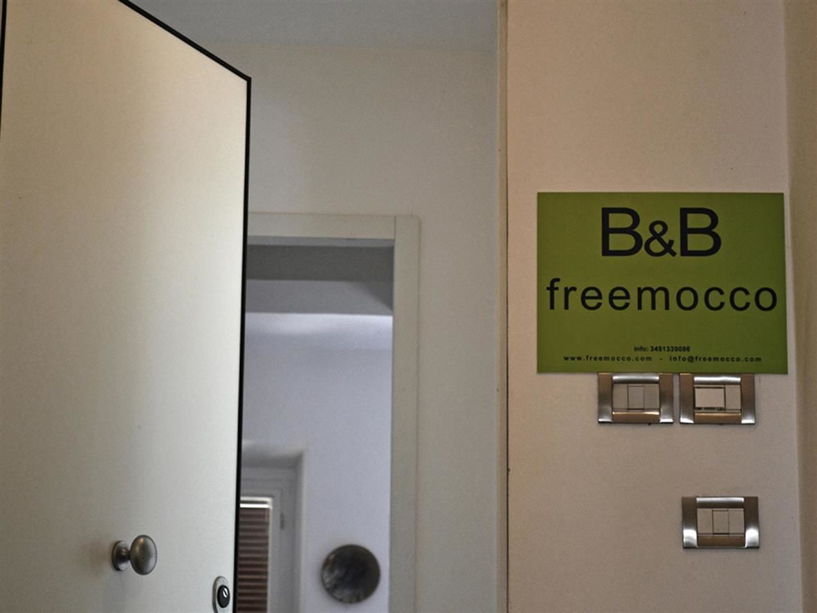 A door with a sign above it that reads "B&B freemocco."