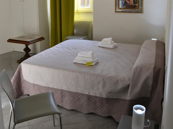 메모리폼 침대, 각각 다른 스타일의 인테리어, 각각 다르게 가구 비치, 책상