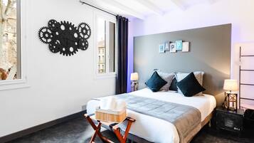 Un dormitorio moderno con una cama grande, un adorno de engranajes montado en la pared y un letrero que dice "APPLY".