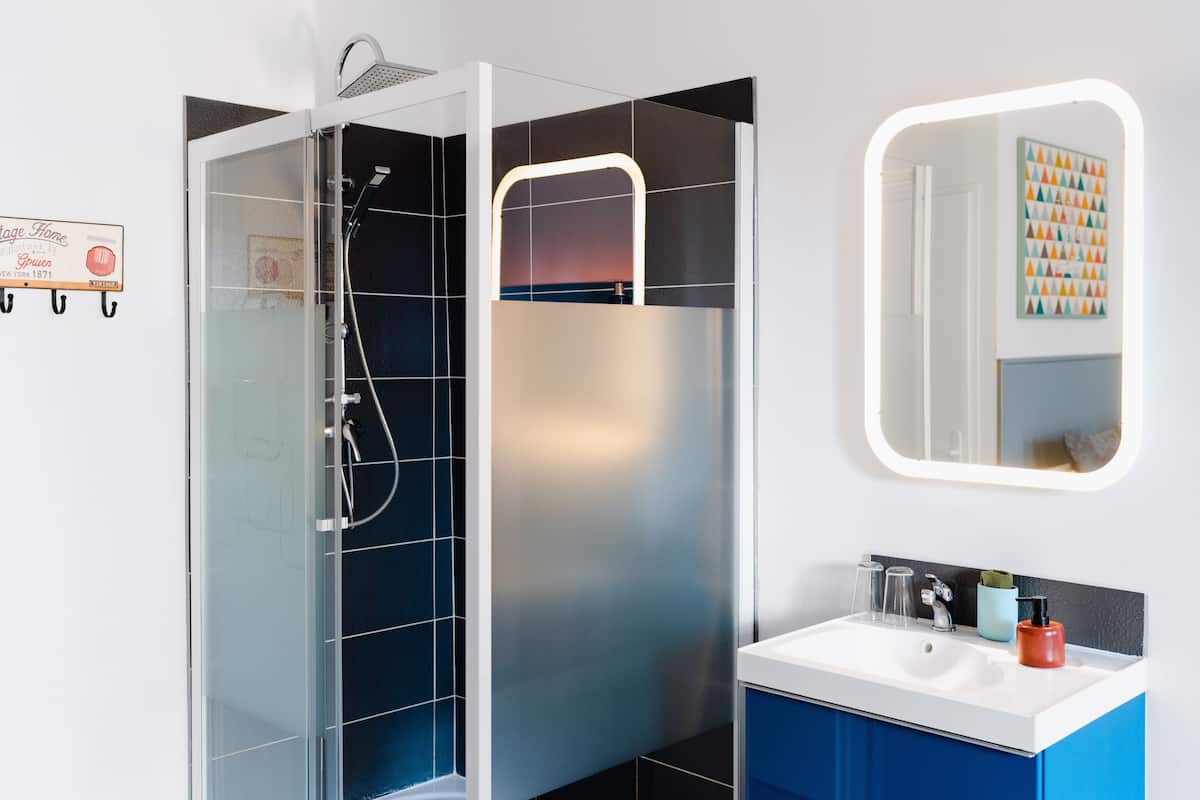 Habitación doble Deluxe, vista al jardín (VINTAGE - 1er Etage) | Baño | Secadora de cabello, toallas, jabón, shampoo