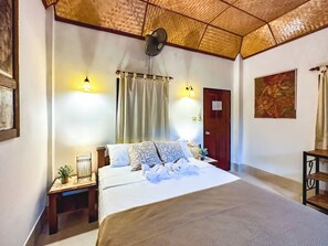 In-room safe, individually decorated, individually furnished - Shanti Lodge Phuket (Chalong)