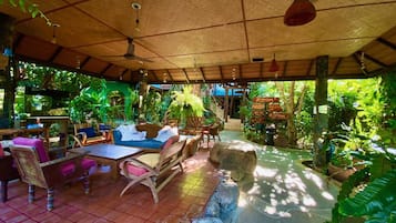 Se sirven desayunos, almuerzos y cenas; cocina local e internacional