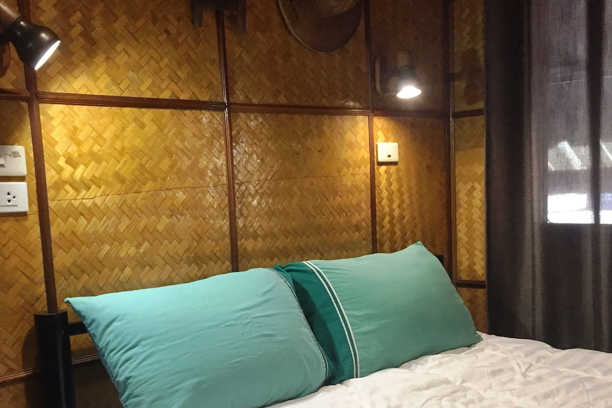 Traditional Double Fan | Free WiFi, bed sheets