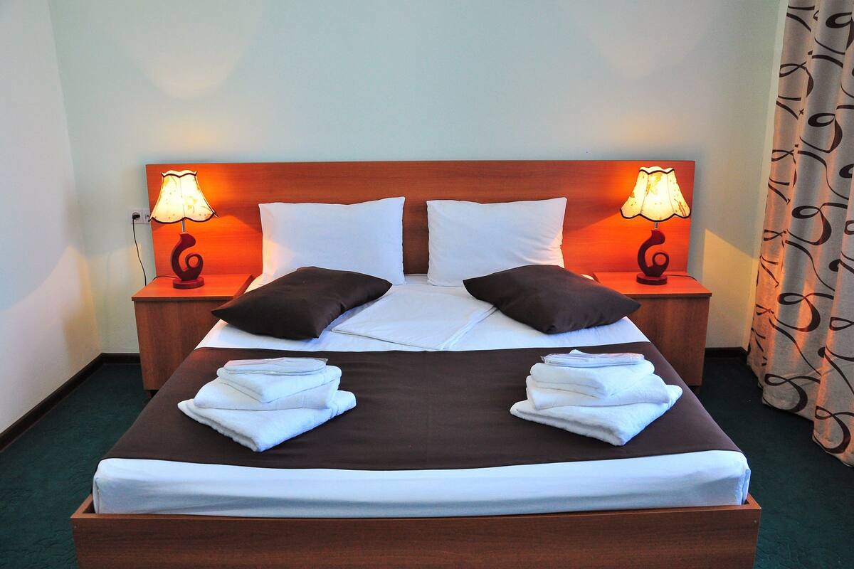 Comfort vierpersoonskamer, kamers met tussendeur | Luxe beddengoed, een minibar, een bureau, verduisterende gordijnen