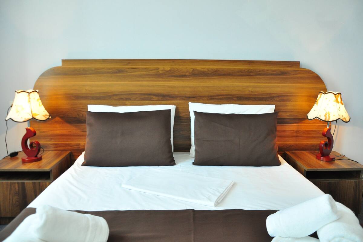 Luxe beddengoed, een minibar, een bureau, verduisterende gordijnen