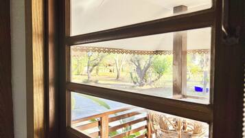 Deluxe Queen Room | Garden view