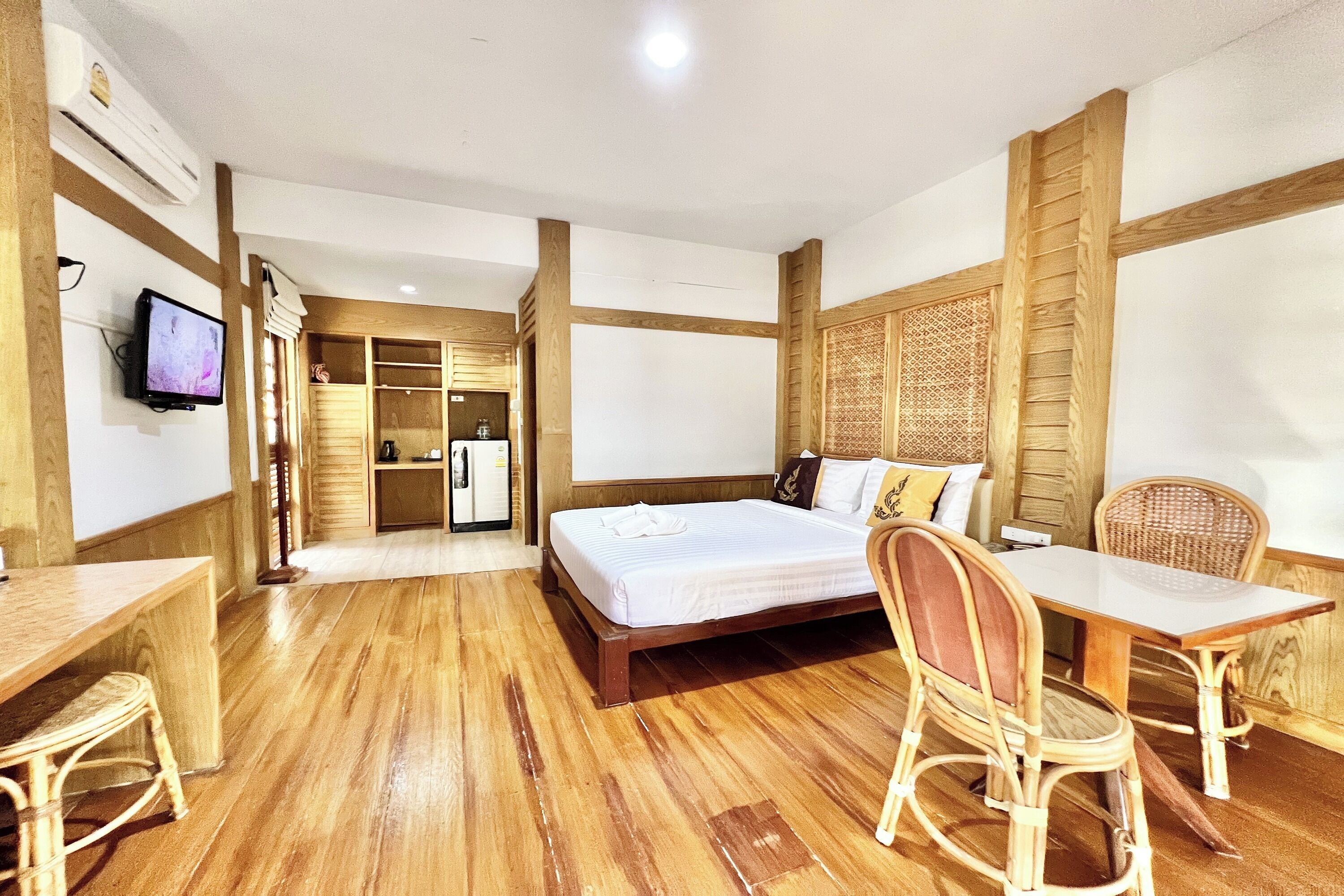 Deluxe Queen Room | โต๊ะทำงาน, เตียงเสริม/เปล, Wi-Fi ฟรี, ผ้าปูที่นอน