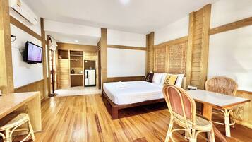Deluxe Queen Room | Desk, rollaway beds, free WiFi, bed sheets