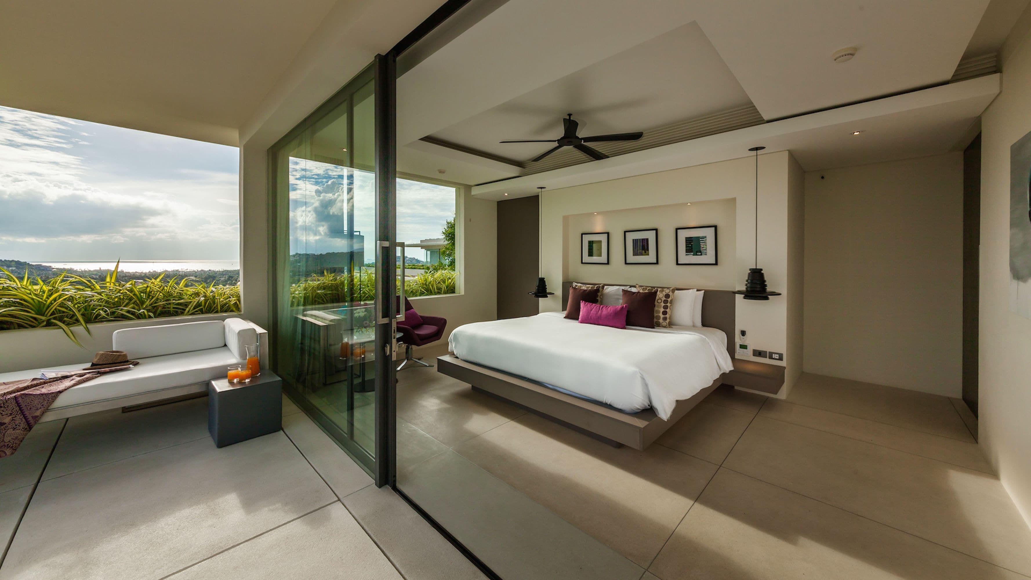 Minibar, safe på rommet, skrivebord og blendingsgardiner