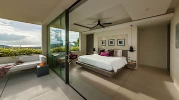 Minibar, brankas, meja kerja, dan tirai kedap cahaya