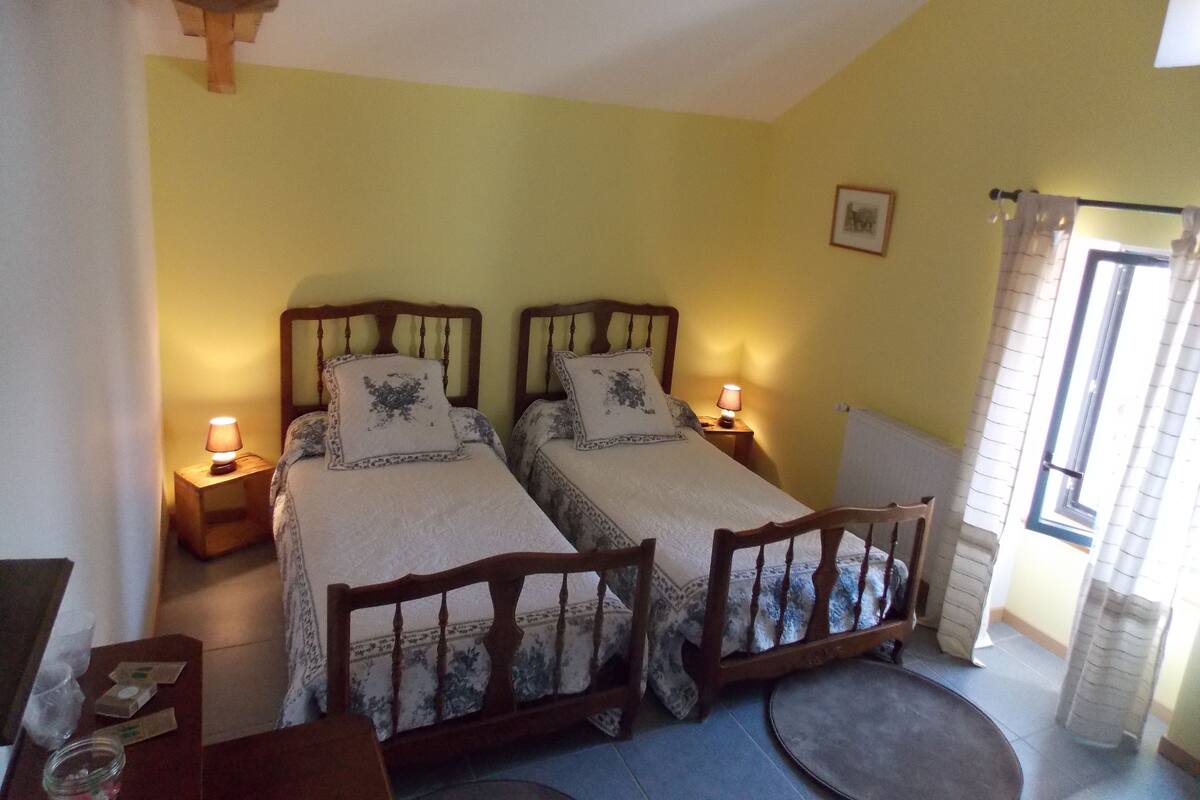 Geluiddichte muren, een strijkplank/strijkijzer, extra bedden