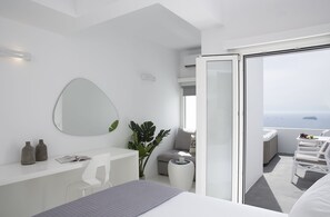 Chambre Junior, bain à remous, vue mer | Literie de qualité supérieure, minibar, coffres-forts dans les chambres