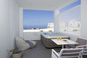 Premium bedding, minibar, in-room safe, desk - May Seven Santorini (Santorini)