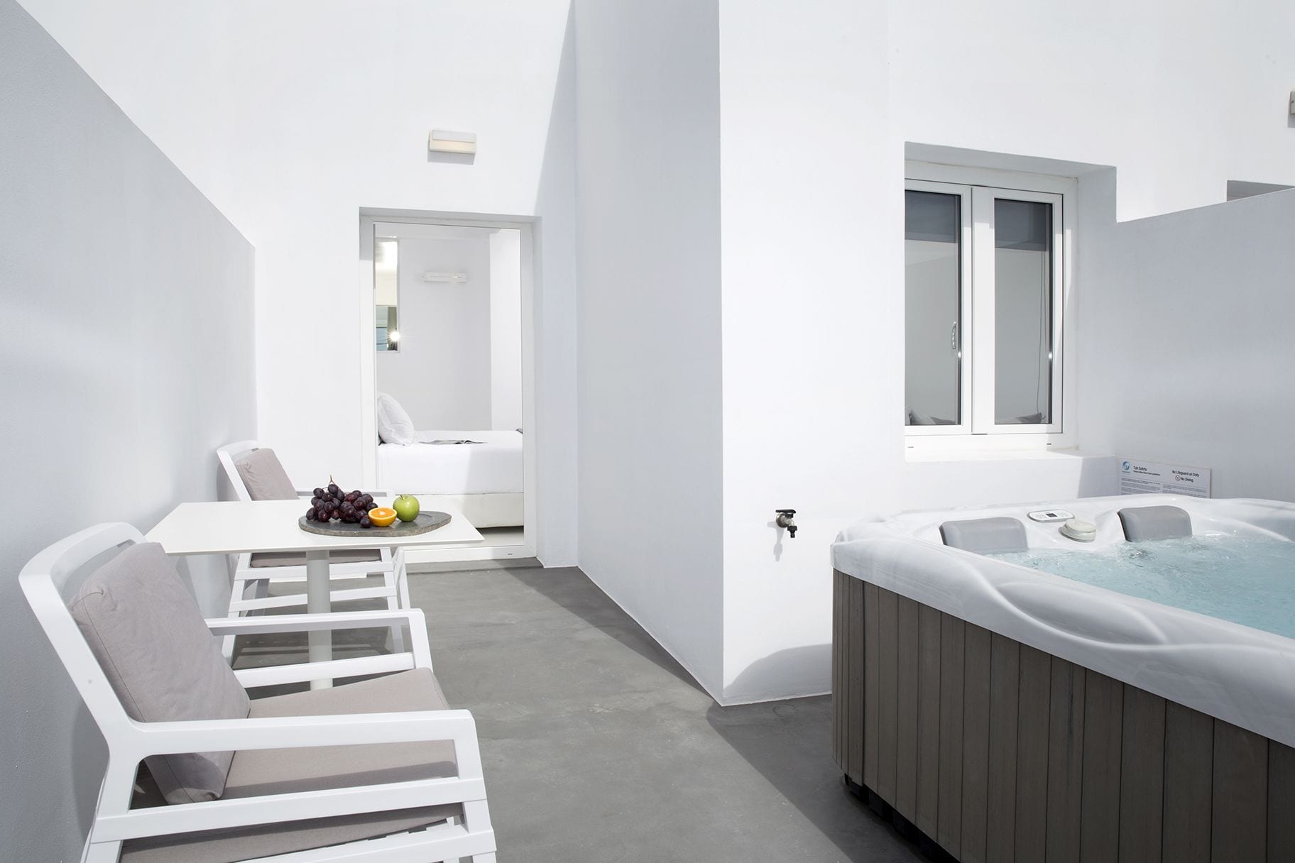 Un baño moderno y minimalista con bañera, inodoro y zona de ducha.