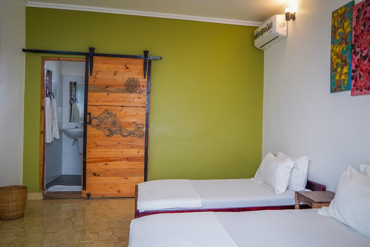 Escritorio, cuna de viaje, camas plegables/adicionales y ropa de cama