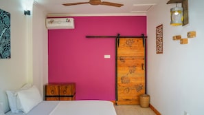 Quarto casal | Escrivaninha, berço de viagem, camas extras/dobráveis (sobretaxa)
