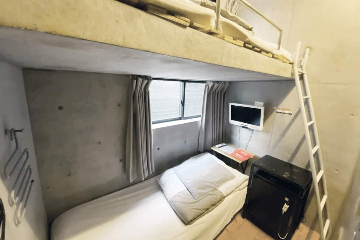 Camera Basic con 2 letti singoli (With 2 Beds) | Una scrivania, tende oscuranti, Wi-Fi gratuito, lenzuola