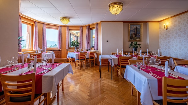 Lunch and dinner served, Regional cuisine