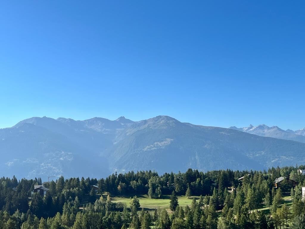 Un paisaje montañoso con cielo despejado.