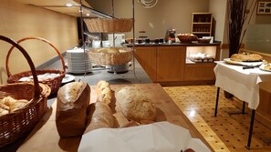 بوفيه فطور مجانًا يوميًا