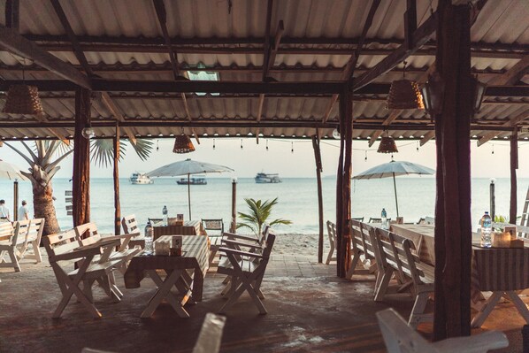 Serveert ontbijt, lunch, diner, Thaise gerechten