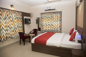 Standard-Doppel- oder -Zweibettzimmer, 1 Doppelbett, eigenes Bad | Schreibtisch, kostenloses WLAN