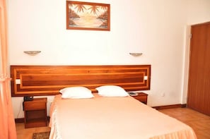 Desk, free cots/infant beds, free WiFi