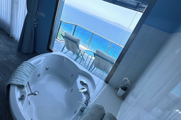 Luxe tweepersoonskamer, 1 queensize bed, bubbelbad, uitzicht op zee | Lakens van Egyptisch katoen, luxe beddengoed, een bureau