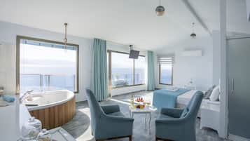 Luxe tweepersoonskamer, 1 queensize bed, bubbelbad, uitzicht op zee | Lakens van Egyptisch katoen, luxe beddengoed, een bureau