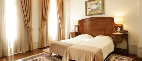 2 quartos, frigobar, cofres nos quartos, quartos à prova de som