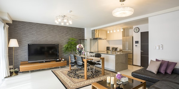 3 Bedrooms Apartment Residence Suite | In-room safe, individually decorated, desk, blackout drapes