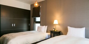 Familie appartement, 2 slaapkamers, toegankelijk voor mindervaliden, niet-roken | Een kluis op de kamer, individueel gedecoreerd, een bureau