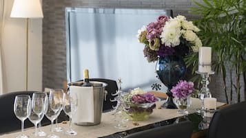 3 Bedrooms Apartment Residence Suite | In-room safe, individually decorated, desk, blackout drapes