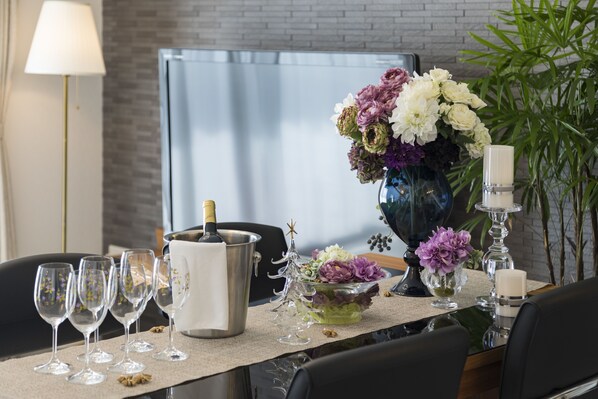 3 Bedrooms Apartment Residence Suite | In-room safe, individually decorated, desk, blackout drapes