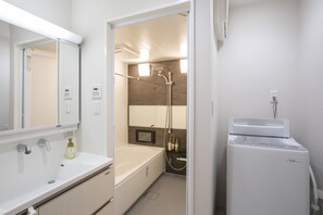 3 Bedrooms Apartment Residence Suite | Bathroom | Separate bathtub and shower, free toiletries, hair dryer, slippers - Kyoto Four Sisters Residence (Kyoto)