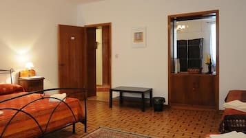 Una scrivania, Wi-Fi gratuito