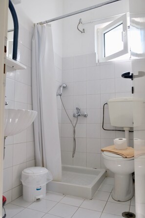 Ducha, artículos de higiene personal gratuitos y secador de pelo