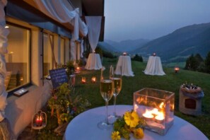 Se sirven comidas, cenas y cocina regional