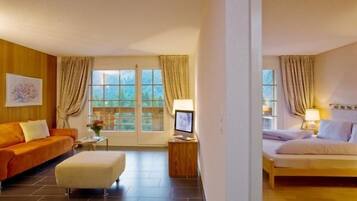 In-room safe, soundproofing, iron/ironing board, free WiFi