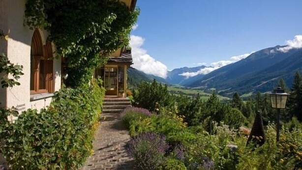 Front of property - Hotel Castle (Goms)