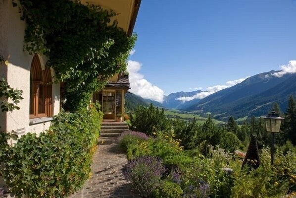 Vista frontal de la propiedad