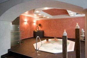 Indoor spa tub - Hotel Castle (Goms)