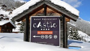 Property entrance - Hotel Castle (Goms)