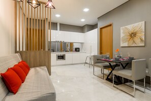 Departamento familiar, 3 habitaciones, 2 baños, vista a la ciudad (Soho 1) | Sala de estar | Televisión LCD de 43 pulgadas con canales digitales y televisión