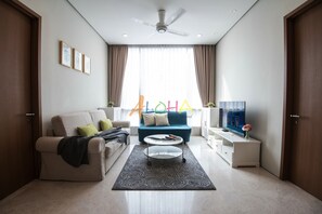 Apartamento familiar, 3 habitaciones, 2 baños, vistas a la ciudad (Soho 13) | Zona de estar | Televisión LCD de 43 pulgadas con canales digitales, una televisión