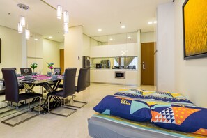 Apartamento, 2 habitaciones, vistas a la piscina (Soho 2) | Ropa de cama de alta calidad, escritorio, tabla de planchar con plancha