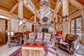 House, 4 Bedrooms | Living room
