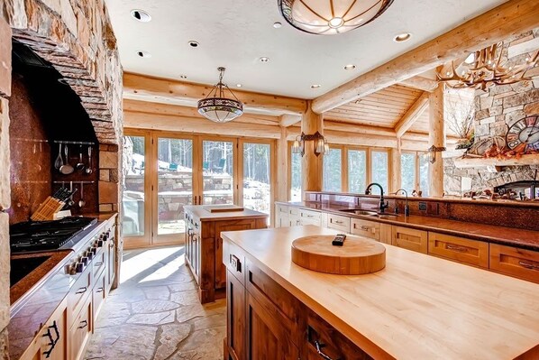 House, 4 Bedrooms | Private kitchen